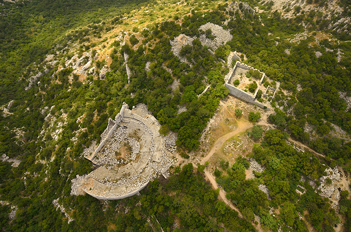 korkuteli tapınak mezarlık hellenistik dönem hadrian dönemi antik tiyatro 