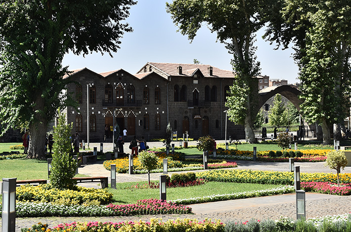 diyarbakır müzesi zinciriye medresesi prehistorik çağ Eski Tunç Urartu  Asur Helenistik Roma Bizans Selçuklu Akkoyunlu Osmanlı 