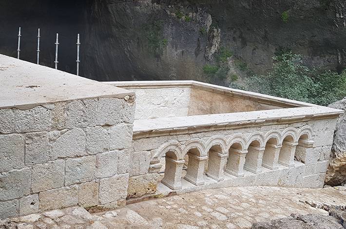 Mersin Cennet Cehennem Örenyeri doğal oluşum derin obruk blok kesme taşarlar küçük kilise dikdörtgen olanlı güney cehpe 