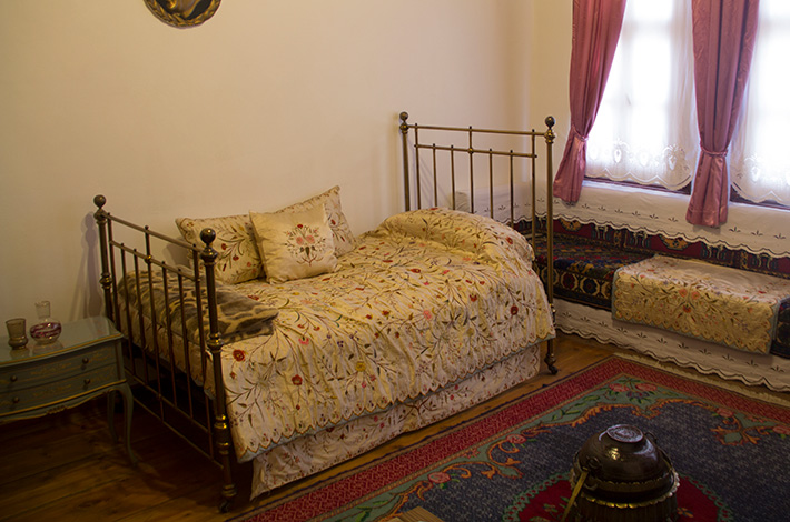 	Tokat Atatürk Evi ve Etnografya Müzesi gündelik yaşam oturma alanı iç çekim büyük işlemeli bakır semaver yemek masası