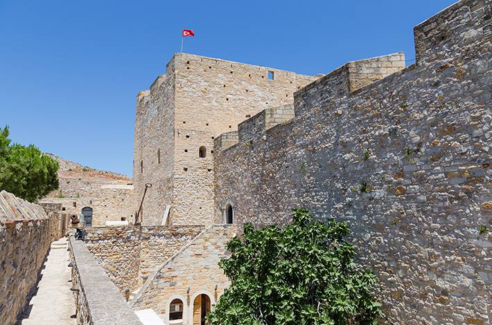 İzmir Çeşme Müzesi çeşme kalesi topkapı sarayı müzesi ilk silah müzesi kale müzesi kızıl kent eryhrai 