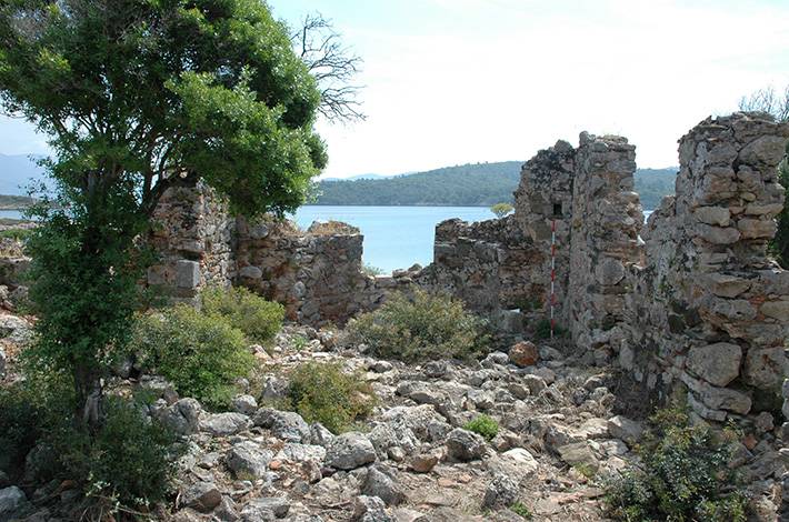 Muğla Marmaris Sedir Adası kesme taş kilise şapel apollon kutsal alanı büyük bazalika tiyatro antik ticaret
