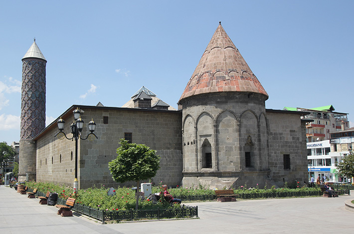 "erzurum türk islam eserleri etnografya müzesi Yakutiye Medresesi Selçuklu Dönemi orta asya geometrik motif minare "