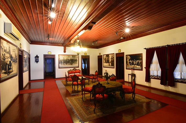 ADANA ATATÜRK EVİ MÜZESİ çalışma odası geleneksel Adana Evi geleneksel adana mobilyası 