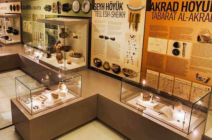 Hatay Arkeoloji Müzesi seramik sahnesi akrad köyük kalıntıları şeyh höyük kalıntılar kalkolitik kaplar çanak çömlek