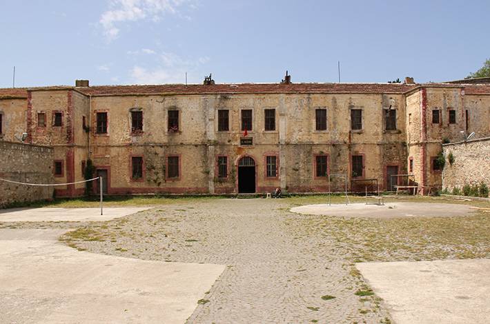 Sinop Tarihi Ceza Evi üç yanı denizlerle çevrili kalın ve yüksek kale arkeolojik veriler roma Bizans Selçuk