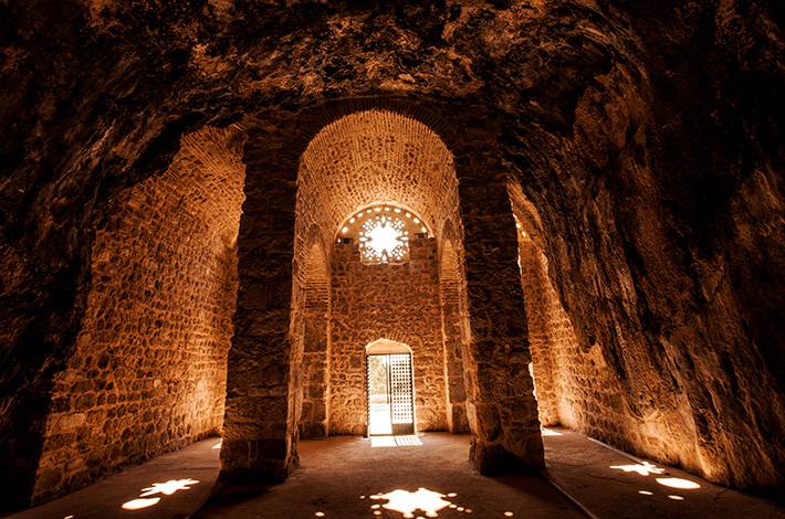  gotik tarz kilise inşaası mermer heykel kutsal su mağara kilise