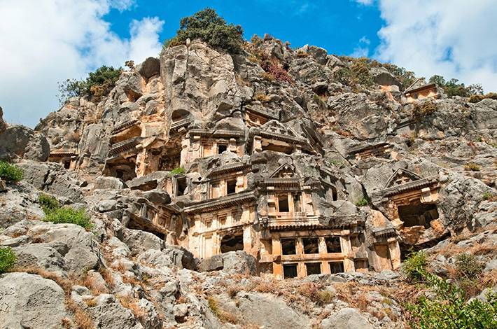 Antalya Myra Örenyeri Likya Uygarlığı Tanrıça Kybele Artemis  Andriake Limanı Myra’nın kabartmalı mezarların genel görünümü 