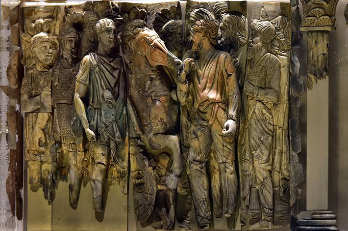 Efes Müzesi Roma dönemi kabartmaları at hayva savaş sahnesi kılıç kalkan greek asker 
