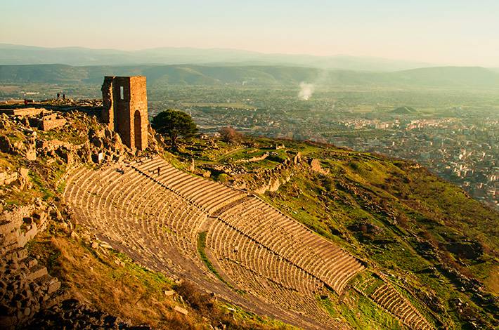 İzmir Bergama Akropol Örenyeri filazof pilinius secundus küçük asya asia minor kutsal alan kamusal yapı 