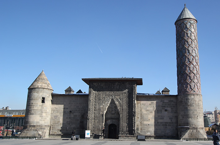 "erzurum türk islam eserleri etnografya müzesi Yakutiye Medresesi Selçuklu Dönemi orta asya motif minaret konik külah "