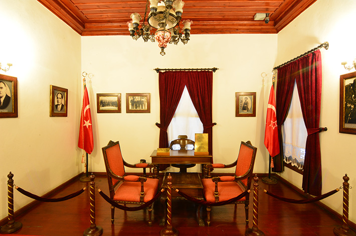 ADANA ATATÜRK EVİ MÜZESİ atatük bilim ve kültür Müzesi  atatürk eşyaları 