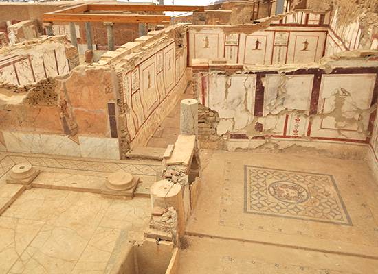 İzmir Efes yamaçevler antik kent Roma dönemi Hellenistik  prestil avlu mermer kaplama duvar mitoloji fresk çeşme