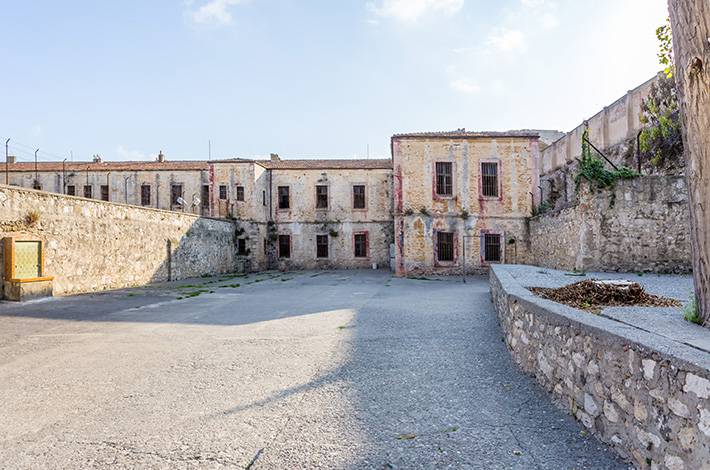 Sinop Tarihi Ceza Evi avlusu bina taş bina 