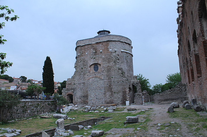 "izmir bergama kılavuzlu örenyeri bazilika hadrian dönemi tapınak roma dönemi erken yedi kilise kalıntılar yukardan bakış "	izmir bergama kılavuzlu örenyeri bazilika hadrian dönemi tapınak kızıl avlu roma dönemi erken yedi kilise kalıntılar