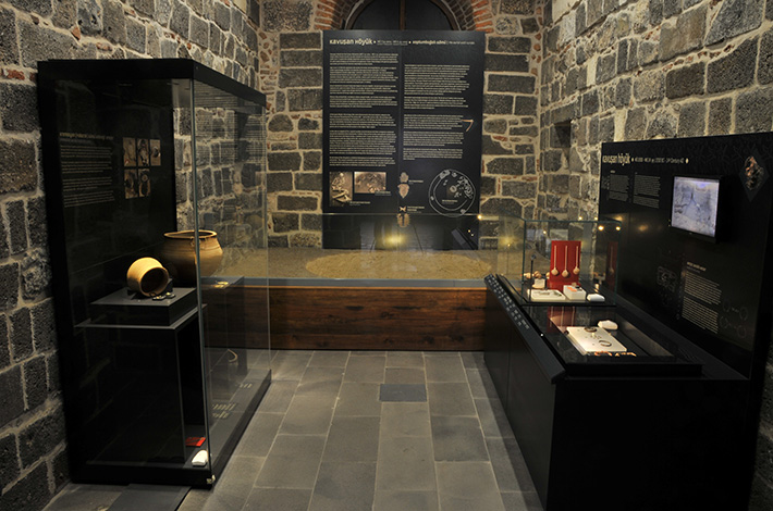 diyarbakır müzesi hallançemi kazıları çömlek prehistorik çağ Eski Tunç Hellenistik Roma Bizans Selçuklu Osmanlı devri pişmiş toprak