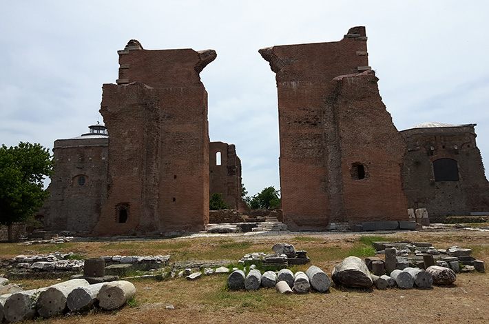 izmir bergama kılavuzlu örenyeri bazilika hadrian dönemi tapınak kızıl avlu roma dönemi kalıntı sütun